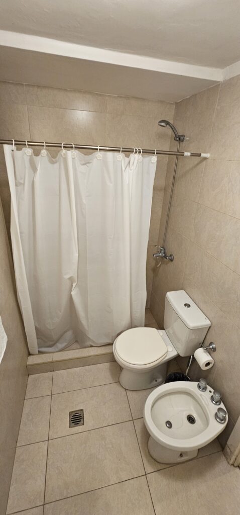 Baño privado con ducha y cortina