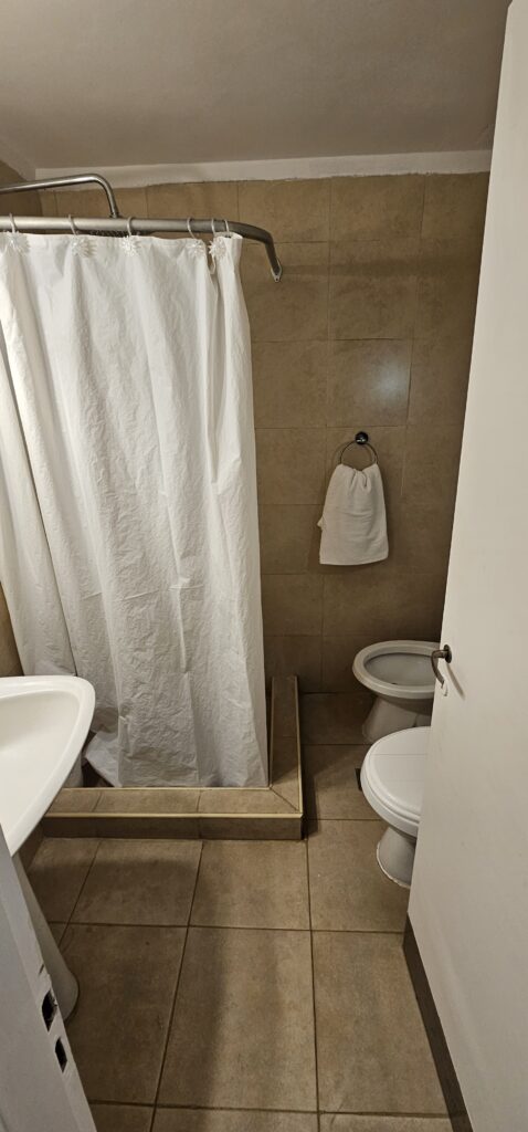 Baño privado con lavatorio y espejo
