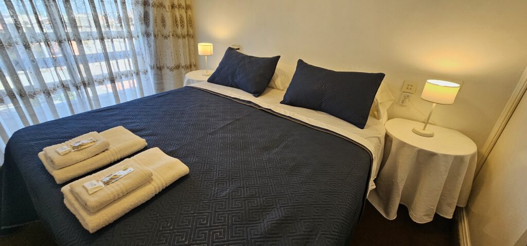 Habitación con cama doble y toallas preparadas
