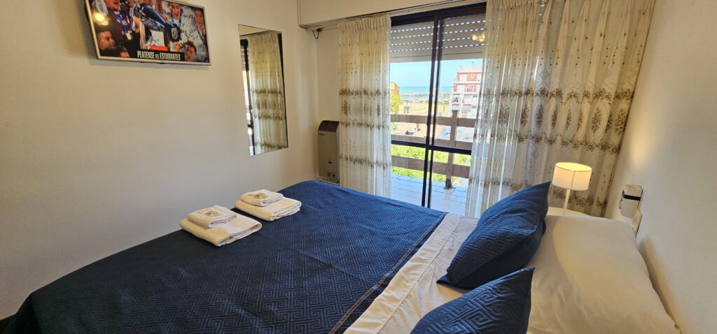 Habitación con balcón y cortinas claras
