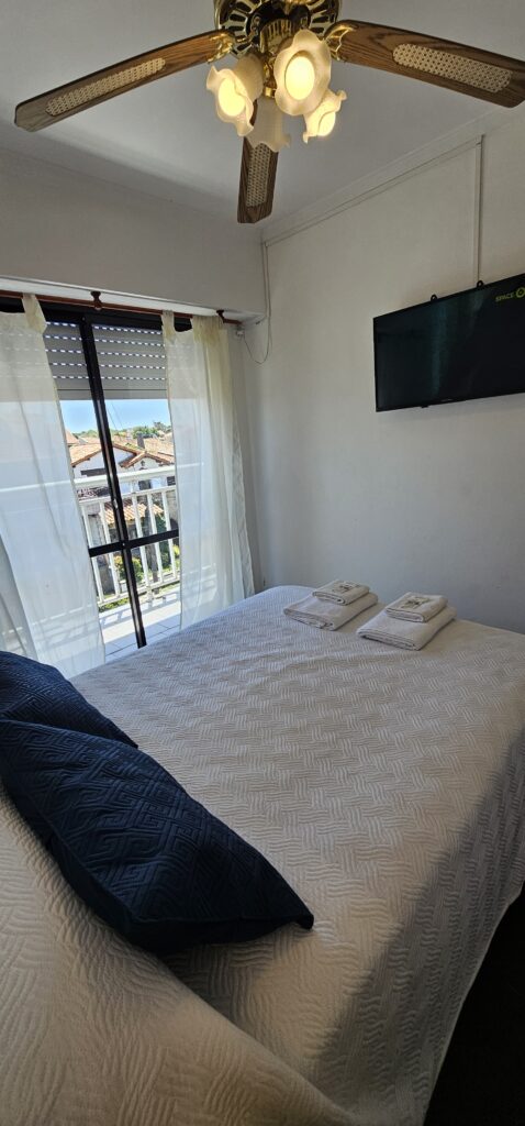 Habitación luminosa con ventanal al balcón