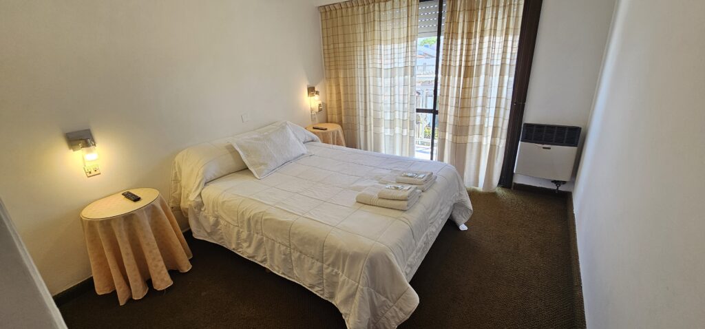 Habitación doble con cortinas y balcón