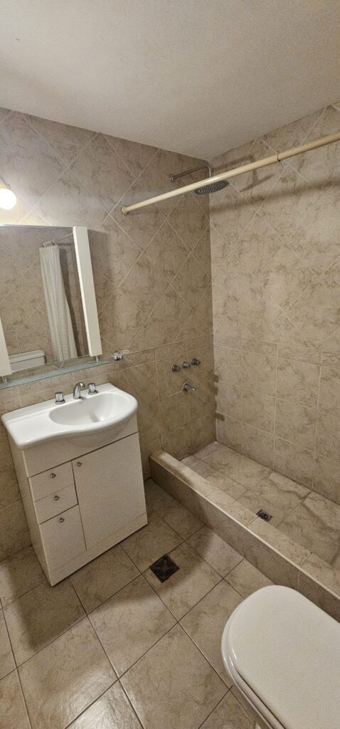 Baño privado con ducha y vanitory, Hotel Soleares