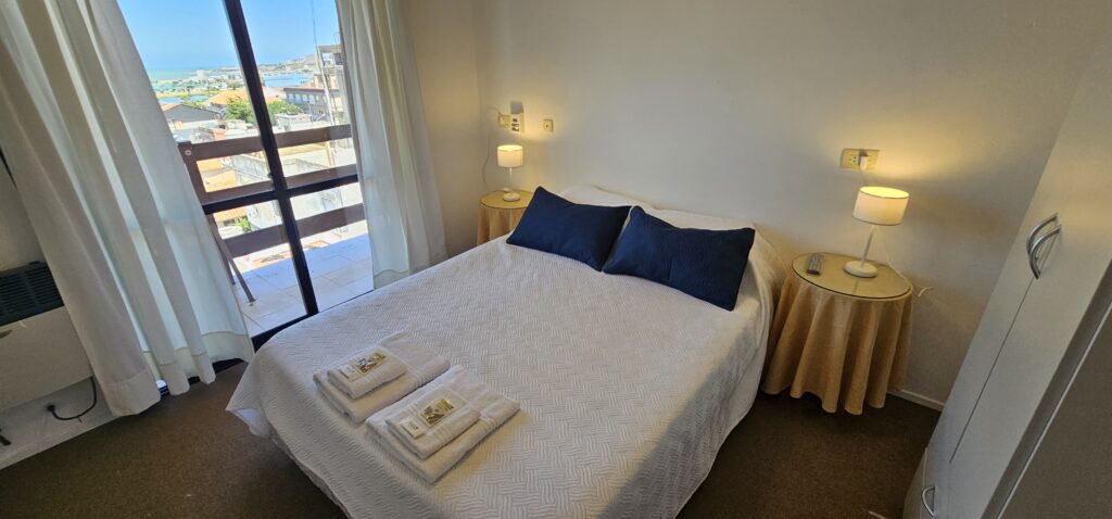 Habitación del Hotel Soleares en Punta Mogotes, Mar del Plata, preparada para una estadía de trabajo