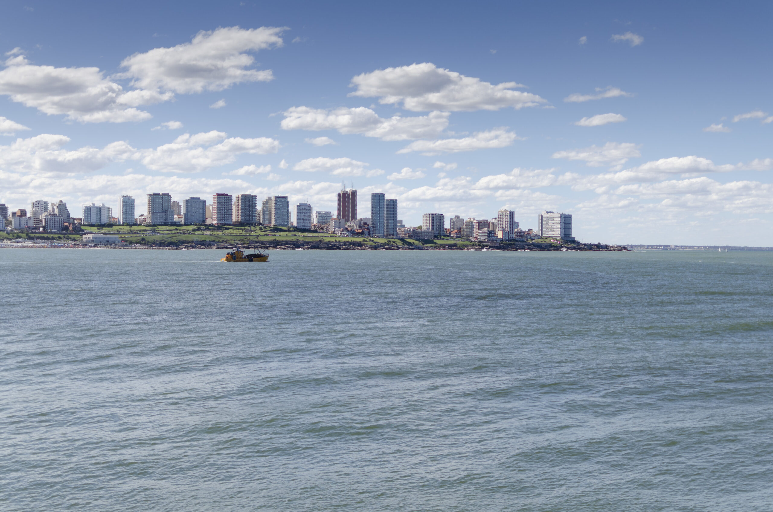 Vista de Mar del Plata desde el mar, cerca de la zona del puerto