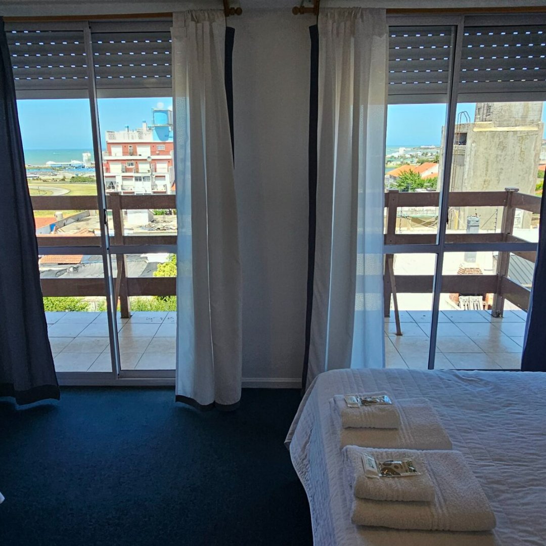 Vista al mar desde el balcón de una habitación del Hotel Soleares en Punta Mogotes