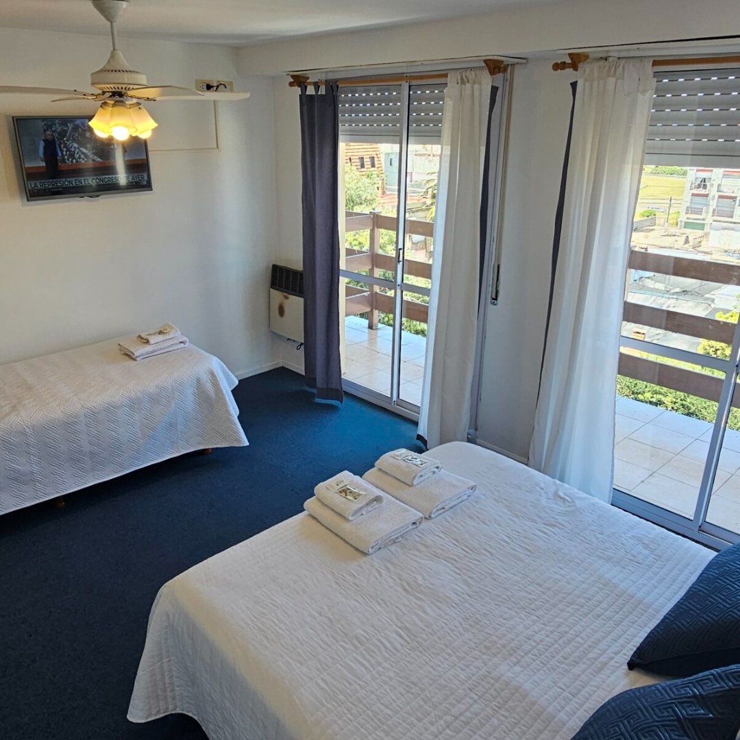 Habitación con balcón del Hotel Soleares en Punta Mogotes