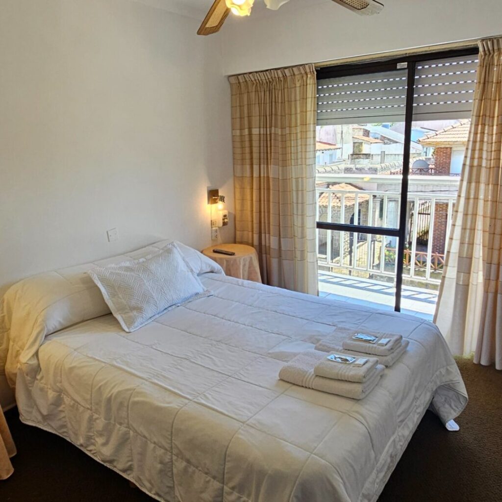 Habitación triple con balcón, pensada para dos o tres personas de un mismo equipo
