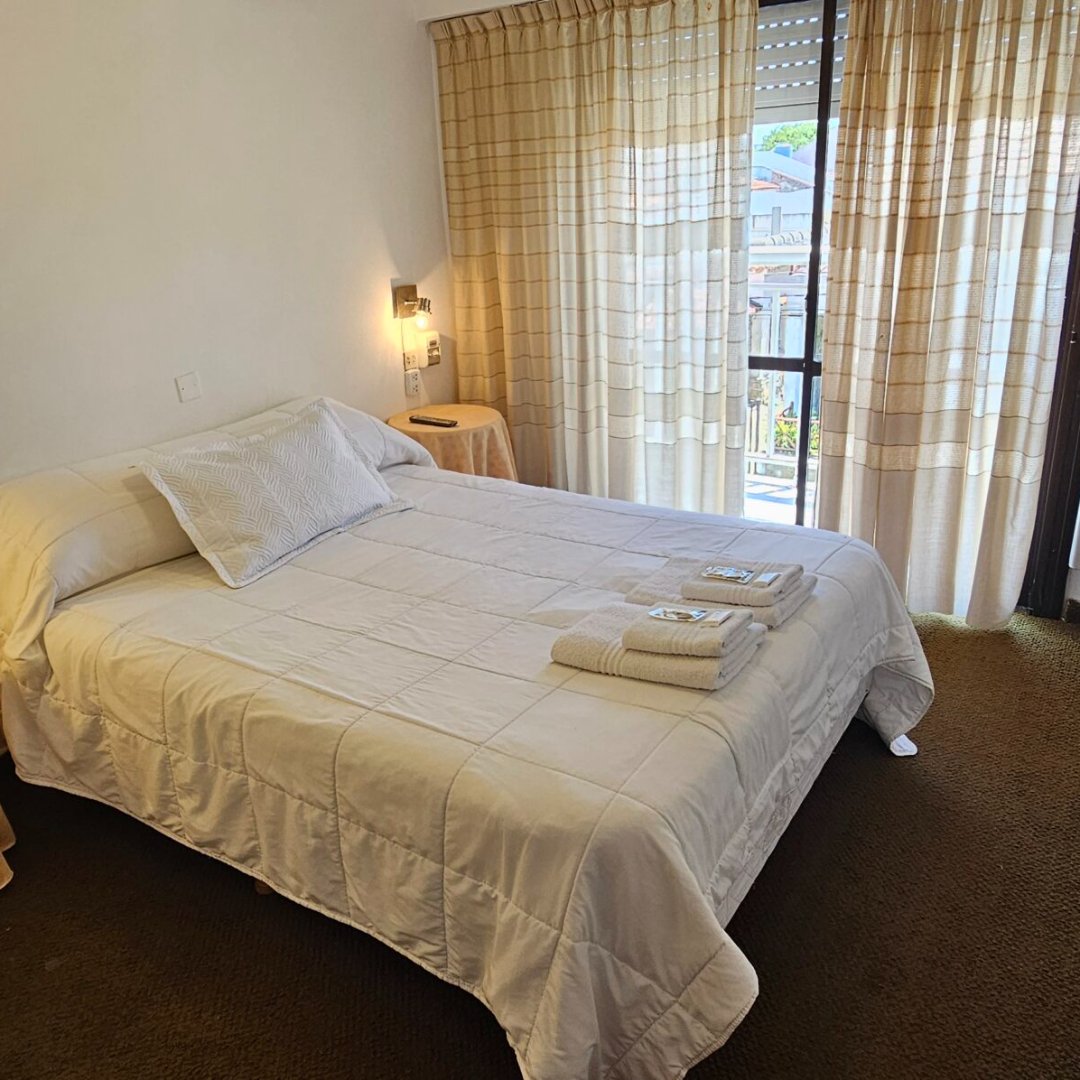 Tren a Mar del Plata — habitación doble con cortinas y balcón, Hotel Soleares