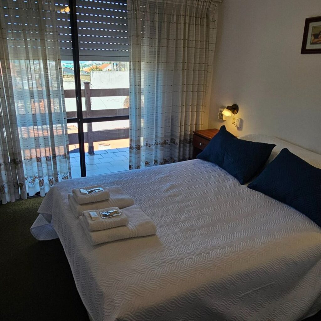 Habitación doble del Hotel Soleares con cama matrimonial y balcón, Punta Mogotes
