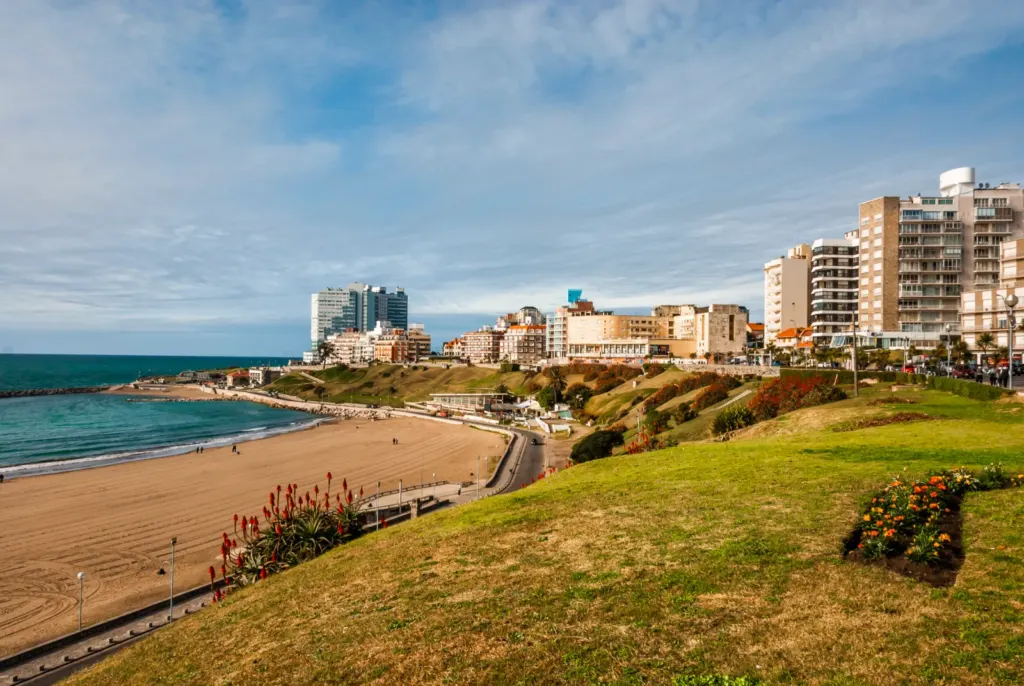 El Faro de Punta Mogotes y la Reserva del Puerto en Mar del Plata